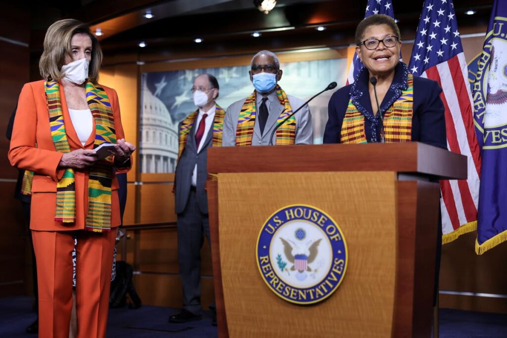 U.S. Congressional Democrats Wear Kente Stoles During a Moment of Silence for George Floyd